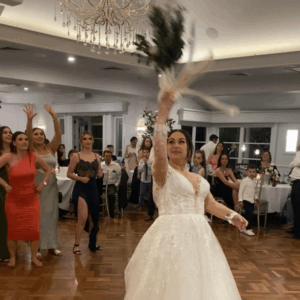wedding rozanna&john bouquet toss 01 610x