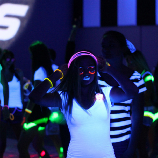 glow party white party 01 610x610px