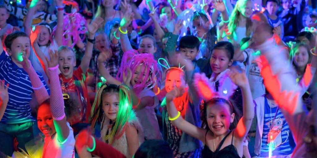 kids dance party 1600x800
